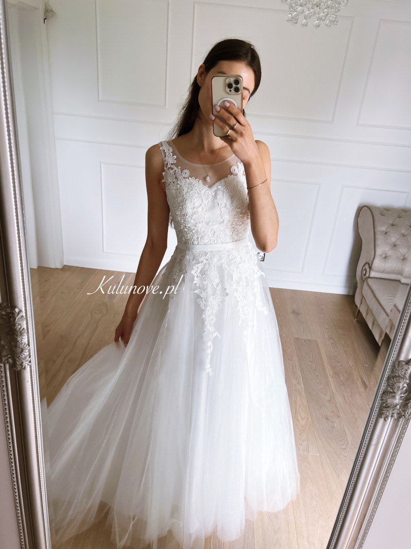 Anette - brokatowa koronkowa suknia ślubna z wiązanym gorsetem - Kulunove zdjęcie 4